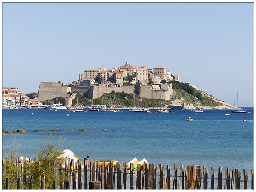 8996 Calvi_La Citadelle vue de la plage.jpg