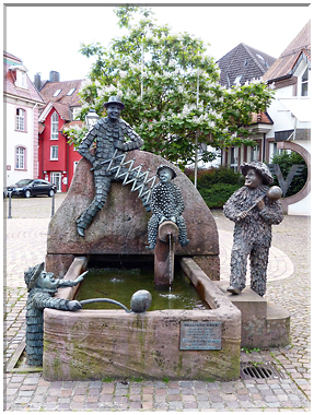 9014 Zell am Harmersbach_Le Narrenbrunnen ou fontaine aux fous.jpg