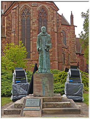 9020 Wissembourg-Bronze dédié aux Moines Bénédictins.JPG