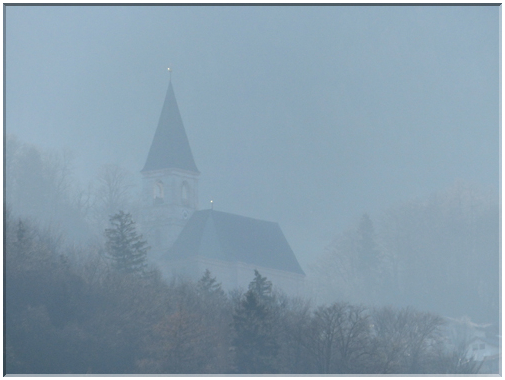 9037  Hallein_Une chapelle noyée dans la brume matinale.JPG