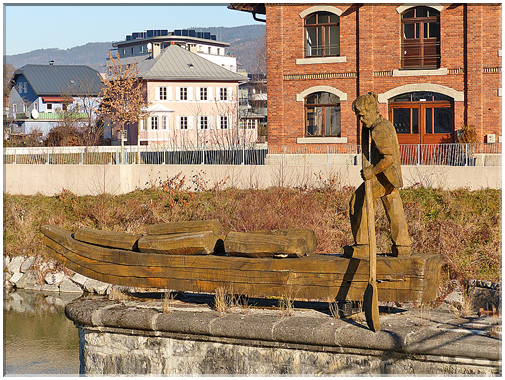 9040  Hallein_Un saunier sur sa  barque à fond plat taillé dans le bois.JPG