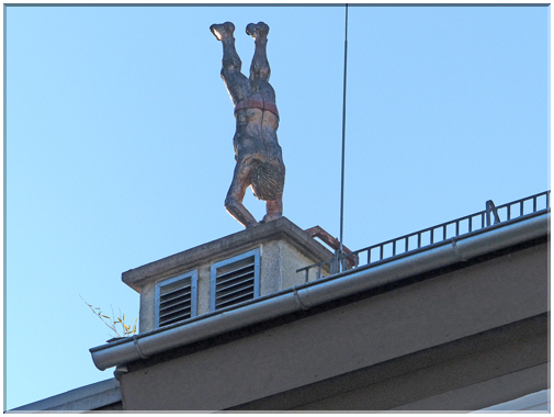 9050  Hallein_Un décor insolite sur un toit.JPG