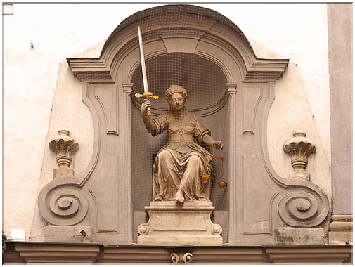 9057  Salzbourg_La justice à l'entrée de l'Hôtel de ville.JPG