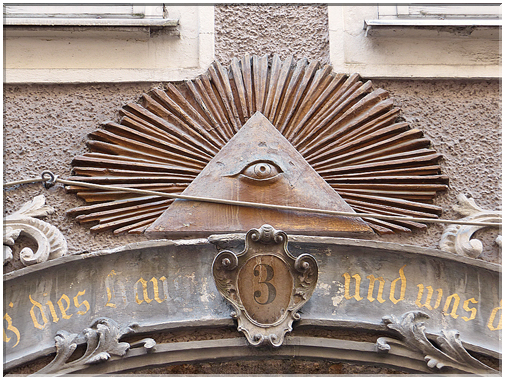 9076  Salzbourg_L'oeil protecteur de l'immeuble.JPG
