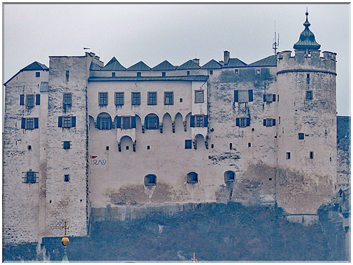 9086  Salzbourg_La citadelle à 120 m au-dessus de la ville.JPG