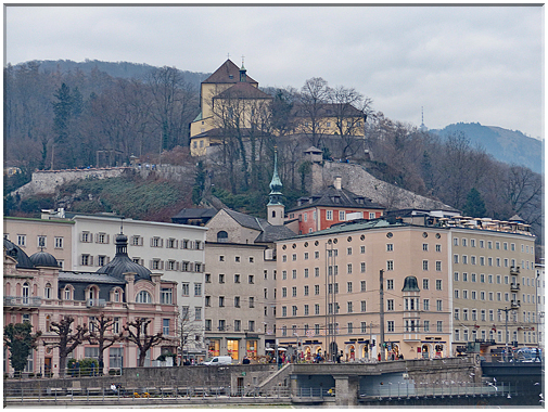 9088  Salzbourg_Le couvent des Capucins en retrait sur les hauteurs .JPG