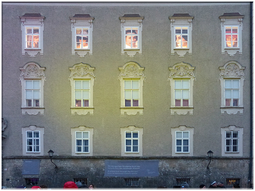 9100  Salzbourg_Les illuminations de la façade de la Résidence.JPG