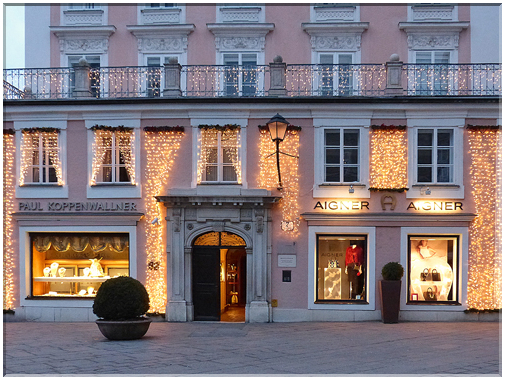 9101  Salzbourg_L'illumination d'une boutique place du Vieux Marché.JPG
