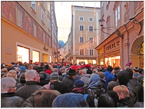 9103  Salzbourg_La foule de la ruelle des Céréales (Getreidegasse).JPG