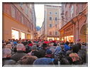 9103  Salzbourg_La foule de la ruelle des Céréales (Getreidegasse).JPG