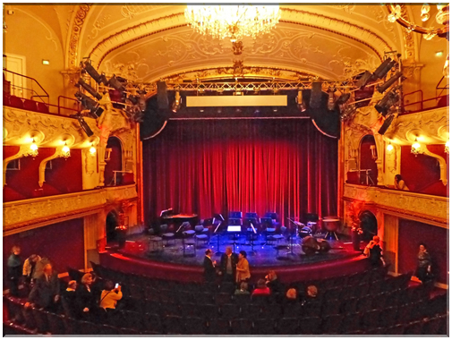 9106  Salzbourg_Le concert du nouvel-an au Salzburger Landestheater.JPG