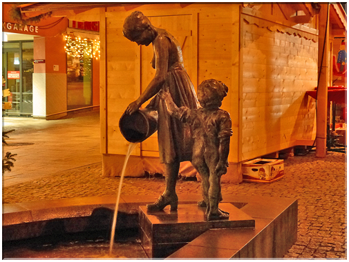 9118  Berchtesgaden_La fontaine de la Mère et son enfant.JPG
