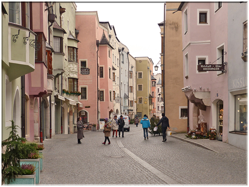 9129  Rattenberg_Une enfilade d'oriels.JPG