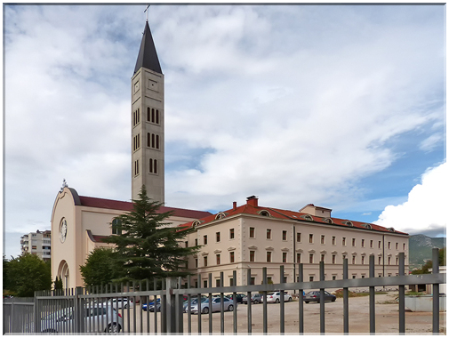 9147 Mostar_L'église Saints-Pierre et Paul avec sa flèche de 107 m.jpg