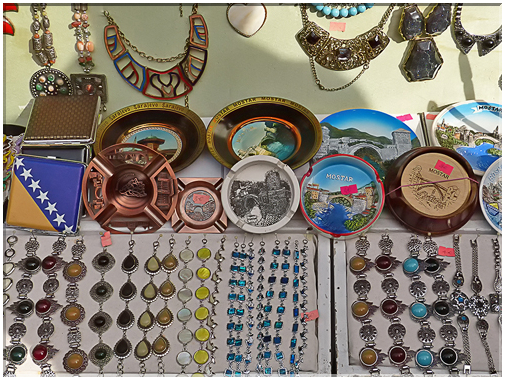 9152 Mostar_A l'étalage des souvenirs pour toutes les bourses.jpg