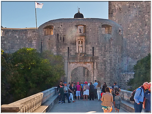 9155 Dubrovnik_La porte Pilé et la niche abritant Saint-Blaise patron de la ville.jpg