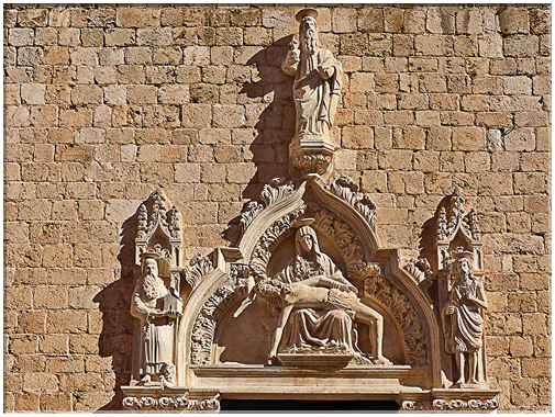 9158 Dubrovnik_La Piéta au-dessus de la porte d'entrée de l'église.jpg