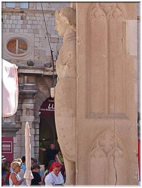 9162 Dubrovnik_La colonne de Roland célèbre pour sa coudée.jpg
