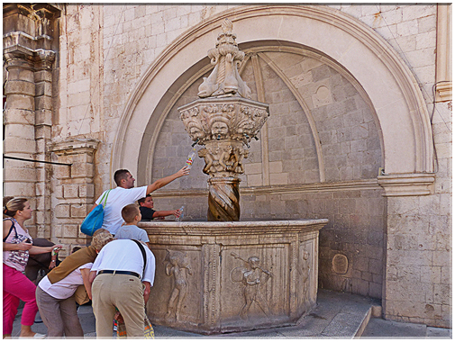 9167 Dubrovnik_La petite fontaine d'Onofrio.jpg