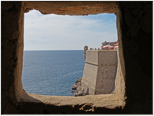 9169 Dubrovnik_Une embrasure pour la défense maritime.JPG