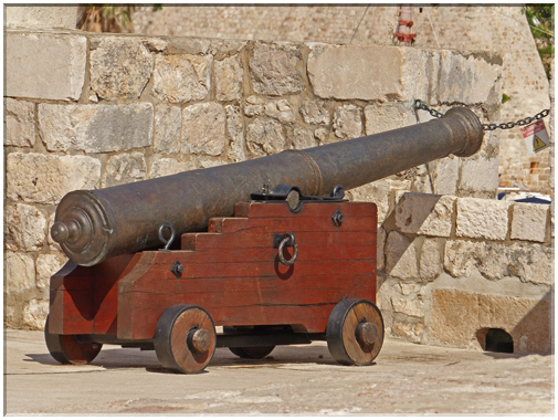 9171 Dubrovnik_Un canon sur le chemin de ronde des remparts .JPG