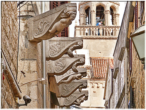 9191 Korcula_Des consoles de décoration d'une façade de maison.jpg