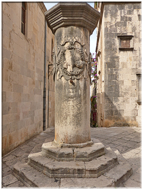 9192 Korcula_Une colonne du XVIe siecle place Saint-Marc.jpg