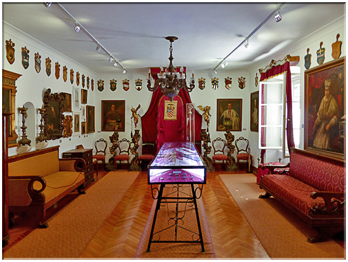 9199 Korcula_Le trésor abbatial-Salle dédiée aux évêques.jpg