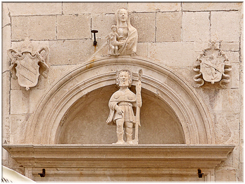 9200 Korcula_Le fronton de la chapelle votive Saint-Roch.jpg