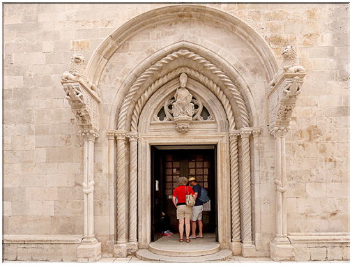 9202 Korcula_Cathédrale Saint-Marc-Son portail.jpg