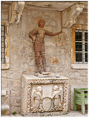 9209 Korcula_Palace Arneri-La statue de la cour vénitienne.jpg