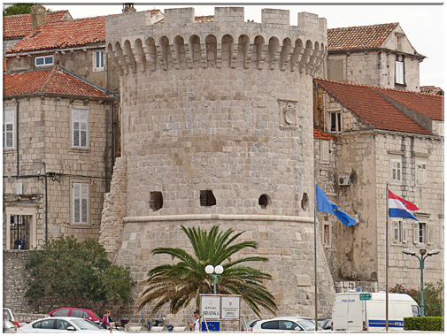 9215 Korcula_La tour semi-cylindrique Kanavelic vue de la mer.jpg