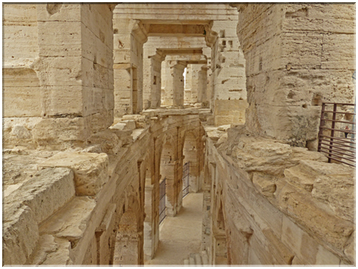 9233 Arles_Un autre couloir de l'amphithéâtre.JPG