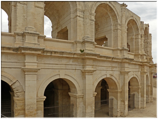 9234 Arles_La façade externe de l'amphithéâtre.JPG