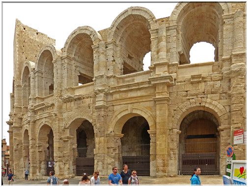 9236 Arles_L'entrée principale de l'amphithéâtre.JPG