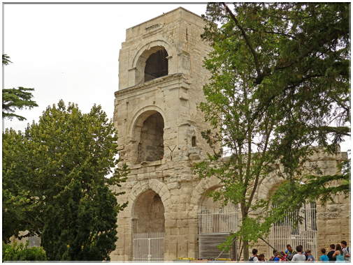 9239 Arles_Vue externe de la tour de Roland du théâtre antique.JPG