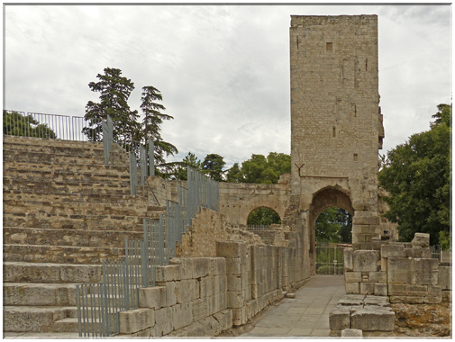 9240 Arles_Vue interne de la tour de Roland du théâtre antique.JPG