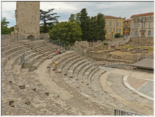 9242 Arles_Les gradins du théâtre antique.JPG
