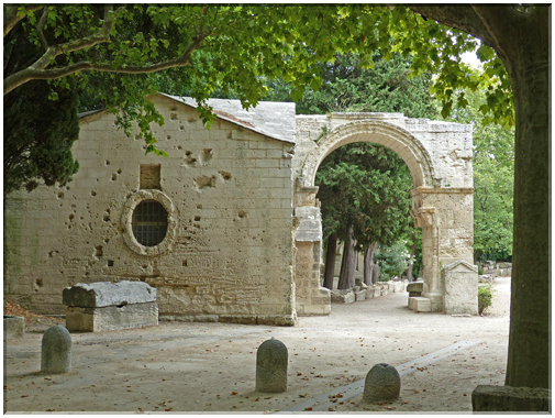 9243 Arles_La nécropole romaine et moyenâgeuse des Alyscamps.JPG