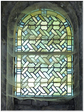 9244 Arles_Un vitrail de l'église Saint-Honorat aux Alyscamps.JPG