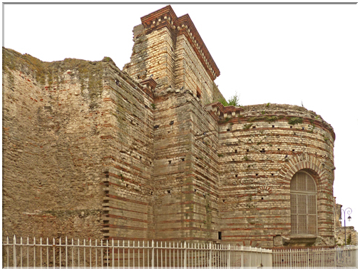 9247 Arles_La façade externe des thermes de Constantin.JPG