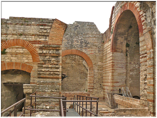 9248 Arles_L'accès aux piscines chaudes (caldarium) et tièdes (tepidarium).jpg