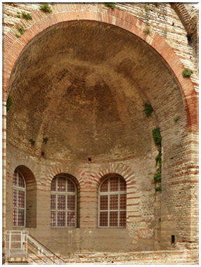 9249 Arles_La piscine du caldarium des thermes de Constantin.JPG