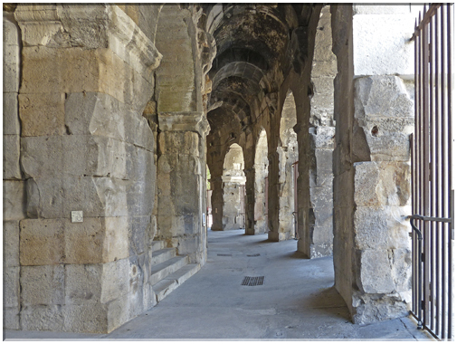 9259 Nîmes_Le corridor du rez-de-chaussée des arènes.jpg
