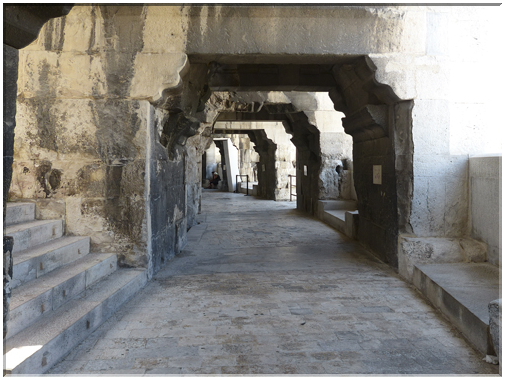 9260 Nîmes_La galerie de l'étage intermédiaire des arènes.jpg