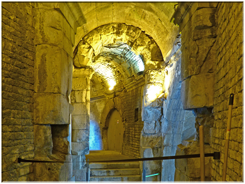 9261 Nîmes_Une autre galerie des arènes.JPG