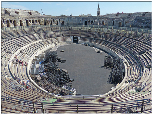 9262 Nîmes_Le stade (stadium) et les gradins (cavea) des arènes.JPG