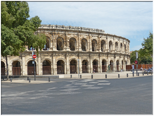 9263 Nîmes_Le parvis des arènes.JPG
