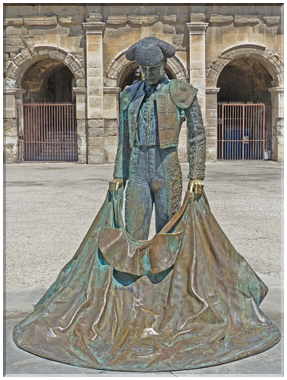 9264 Nîmes_La statue du matador Nimeno II sur le parvis.JPG
