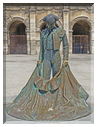 9264 Nîmes_La statue du matador Nimeno II sur le parvis.JPG